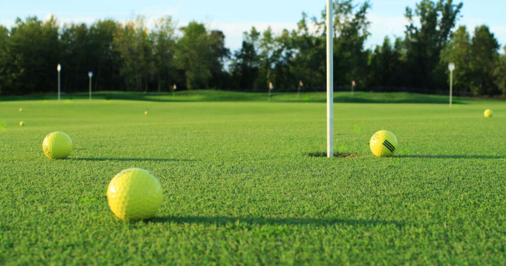 Balles de golf sur un green