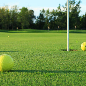 Balles de golf sur un green