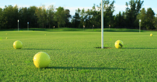Balles de golf sur un green