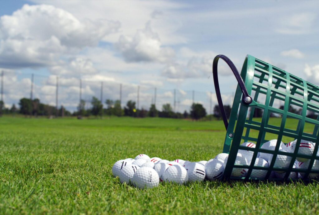 Balles de golf dans un seau