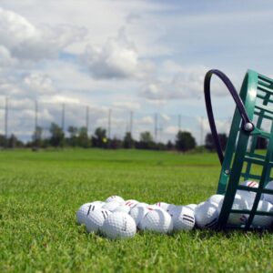 Balles de golf dans un seau